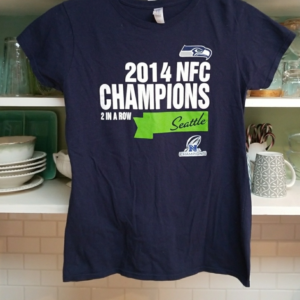 CLOSET CLEANOUT! FOOTBALL Seahawks t shirt large - Picture 1 of 3